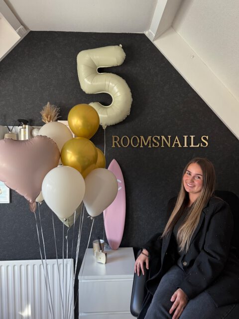 Roomsnails bestaat 5 jaar, en dat had ik nooit zonder jullie kunnen bereiken. Dankzij jullie steun is Roomsnails uitgegroeid tot wat het nu is, en daar ben ik super trots op. Ik ben ontzettend dankbaar voor al het vertrouwen dat jullie de afgelopen jaren in mij hebben gehad.
Β
Elke afspraak, elk gesprek en elke lach maakt dat ik dit vak met zoveel plezier doe. Ik kijk ernaar uit om ook de komende jaren samen mooie momenten te blijven beleven.Β
Β
Om dit te vieren, trakteer ik jullie graag op:Β β¬π korting op alle afspraken van 1 t/m 14 oktober 2025.
Β
Plan vandaag nog je afspraak en kom gezellig langs!
Β
Β
Liefs,
Roomsnails ΰ°